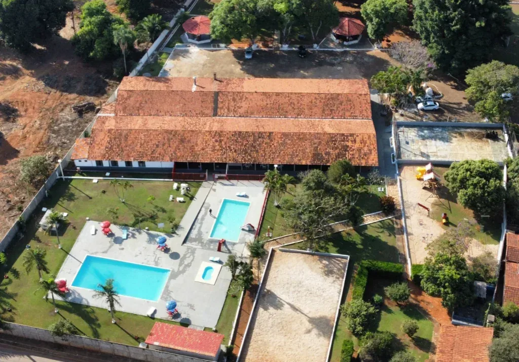Vista aérea da sede campestre da AFOF: piscinas, quadras, quiosques e área verde